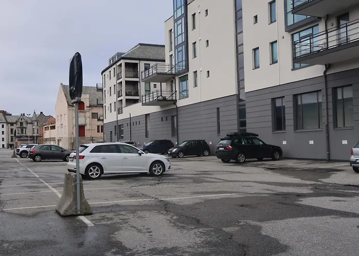 Sentral I Brosundet * Ålesund